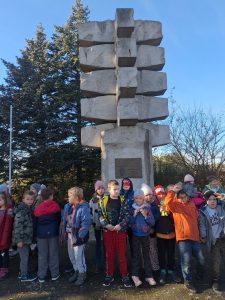 Klasa 1c ustawiona przed pomnikiem.