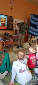 Autor z uczniami w trakcie spotkania