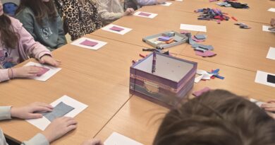 dzieci siedzą przy wspólnym stole podczas warsztatów