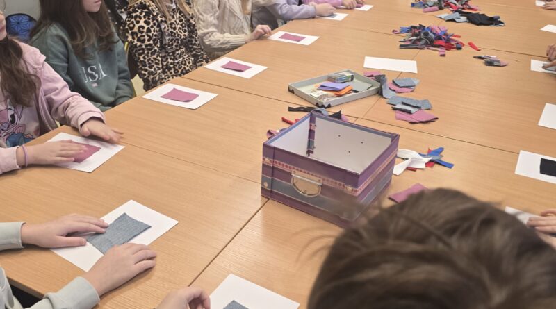 dzieci siedzą przy wspólnym stole podczas warsztatów