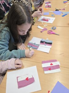 Dziewczynka zapisuje życzenia na kartce