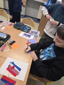 chłopiec pisze na kartce