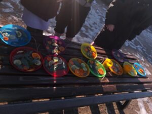 Pracęe dzieci na szkolnym boisku, zalane wodą pozostawione na mrozie.