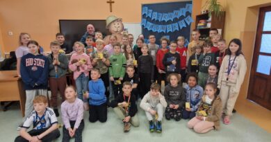 Grupowe zdjęcie uczniów klas 3 a, 3 b, 3 c.