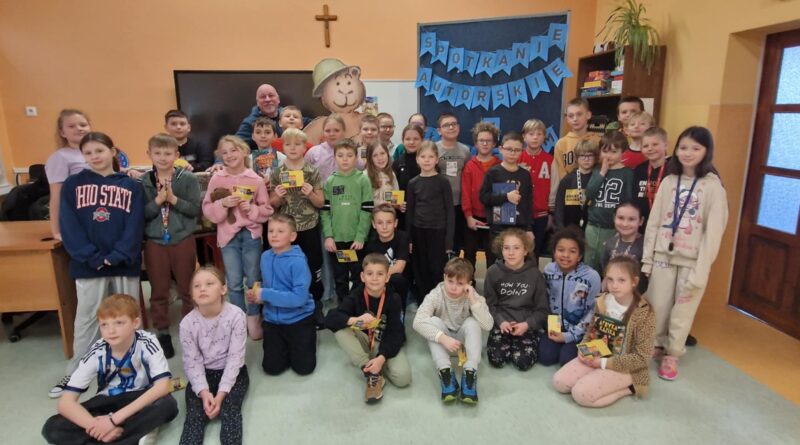 Grupowe zdjęcie uczniów klas 3 a, 3 b, 3 c.