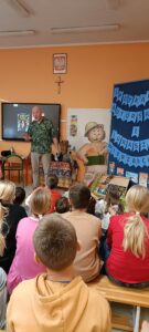 Autor z uczniami w trakcie spotkania