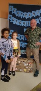 zennice pozują z pisarzem.