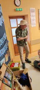 Autor prezentuje swoje książki.