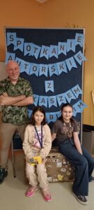 Uczennice pozują z pisarzem.