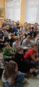 djęcie uczniów biorących udział w spotkaniu