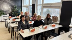 Dyrektorzy w ławkach podczas warsztatów z goglami VR.