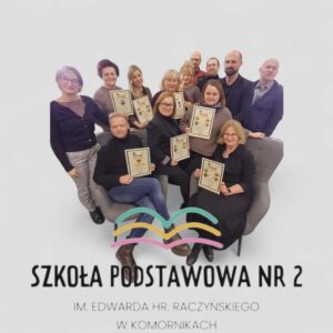 Grupowe zdjęcie dyrektorów szkół, w dole logo jednej gospodarza.