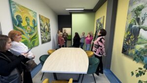 Widok na salę mediacji – w centrum duży stół, wokół krzesła, na ścianach obrazy.