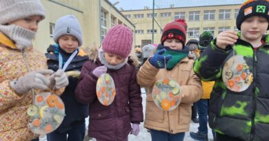 Uczniowie z dumą i zachwytem oglądają swoje lodowe witraże.