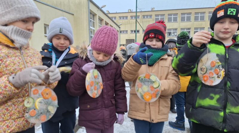 Uczniowie z dumą i zachwytem oglądają swoje lodowe witraże.