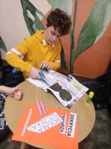 Uczeń tworzy kolaż.