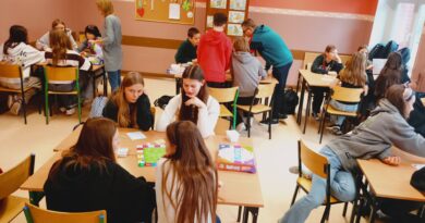 Połączone po cztery ławki stoliki tworzą zespoły, przy których uczniowie wspólnie grają w gry edukacyjne, współpracując i poszukując poprawnych odpowied