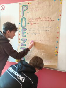 Uczniowie wykonują plakat.