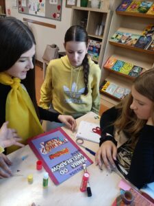 Uczniowie robią kolaż.