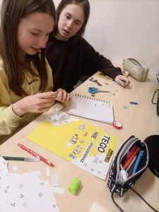 Uczennice tworzą swój wiersz.