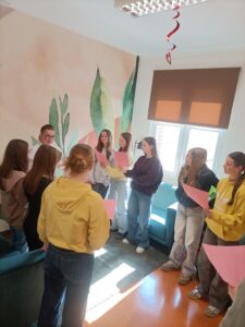 Łącznicy biblioteczni recytują wiersze.