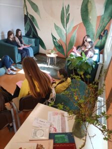 Uczniowie czytają swoje ulubione wiersze.