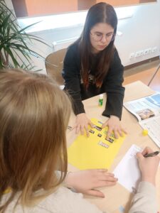 Uczennice wykonują kolaż poetycki.