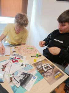 Uczniowie tworzą kolaż.