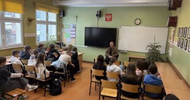 Prowadzący warsztaty siedzi twarzą do klasy