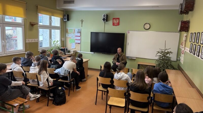 Prowadzący warsztaty siedzi twarzą do klasy