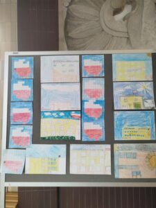 Tablica z pracami uczniów.