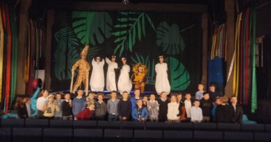 Grupa uczniów pod sceną