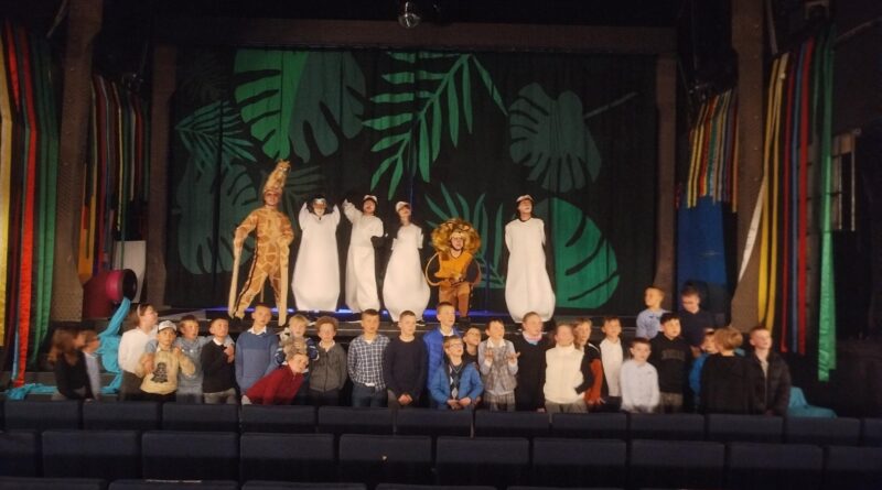 Grupa uczniów pod sceną