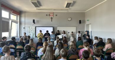 Uczniowie klasy Vc prezentują najważniejsze wiadomosci o wybranym przez siebie państwie.