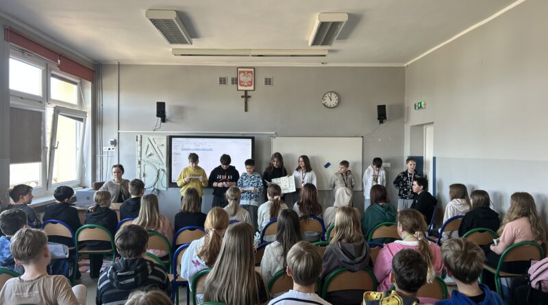 Uczniowie klasy Vc prezentują najważniejsze wiadomosci o wybranym przez siebie państwie.