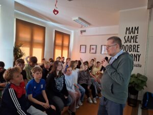 Uczniowie słuchają wypowiedzi autora