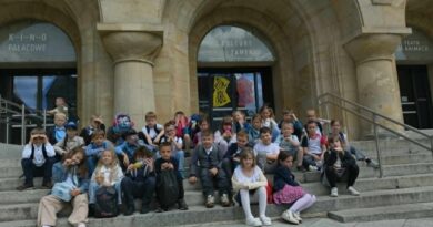 zdjęcie grupowe klas pierszych przed wejściem do teatru