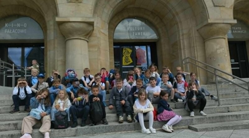 zdjęcie grupowe klas pierszych przed wejściem do teatru