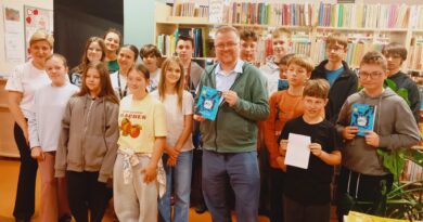Zdjęcie grupowe uczniów z autorem