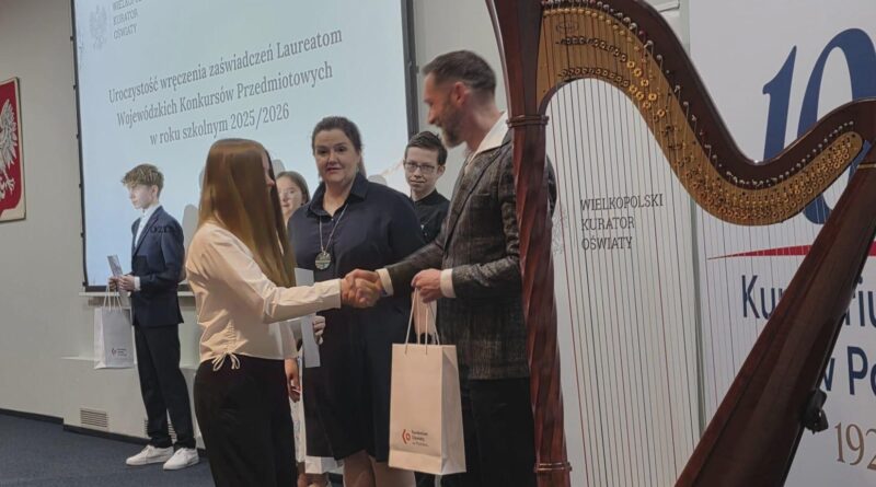 Zdjęcie 1 – Dominika Kaczmarczyk z kl. 8a odbiera zaświadczenie Laureatki Wojewódzkiego Konkuirsu Chemicznego i Wojewódzkiego Konkursu Fizycznego
