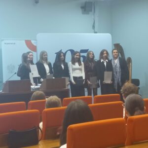 Zdjęcie 2 – Anna Borkowska z klasy 8c odbiera zaświadczenie Finalistki Wojewódzkiego Konkursu Języka Polskiego