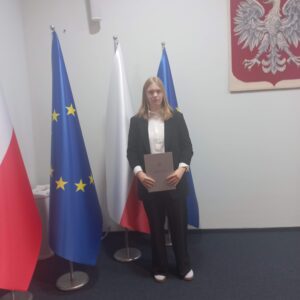 Zdjęcie 4 – Anna Borkowska z zaświadczeniem Finalistki Wojewódzkiego Konkursu Języka Polskiego