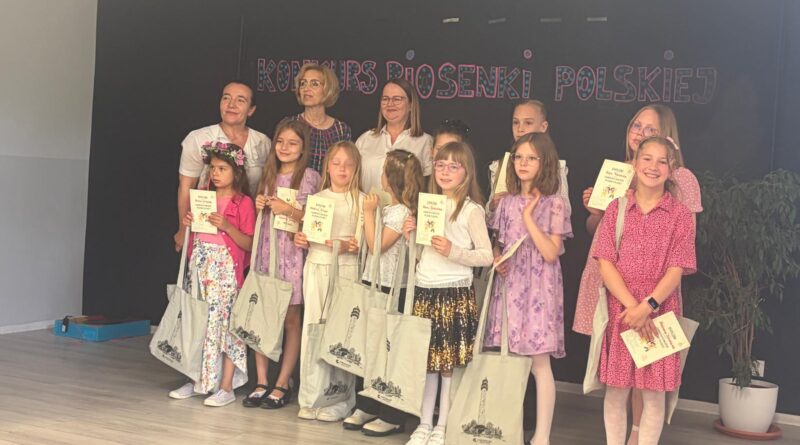 Zwycie,cy Etapu gminnego wraz z jury i dyrektorką