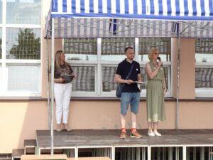 Na scenie stoi Pani dyrektor i Pan przewodniczący Rady Rodziców. Witają gości na festynie.