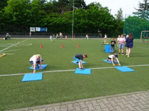 Dzieci biorą udział w sportowych konkurencjach.