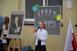 Malwina śpiewa radosna piosenkę.