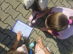 uczennice pracują z mapą