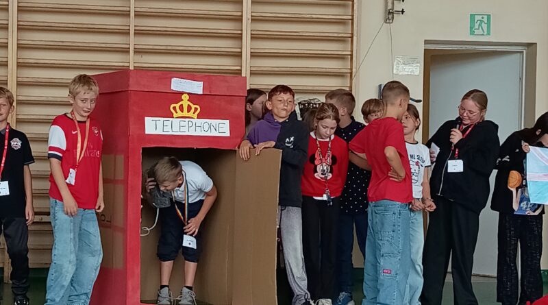 Uczniowie w trakcie prezentacji