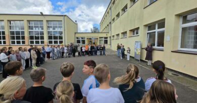 Uczniowie klas 4- 6 wraz z wychowawcami uczestniczą w INFOWTORKU. Pani Dyrektor przekazuje najważniejsze informacje.