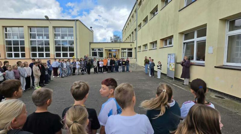 Uczniowie klas 4- 6 wraz z wychowawcami uczestniczą w INFOWTORKU. Pani Dyrektor przekazuje najważniejsze informacje.